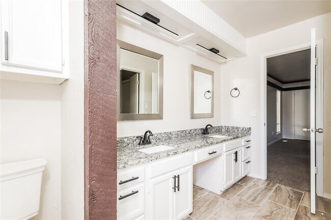 Building Photo - 8829 Parkridge Dr