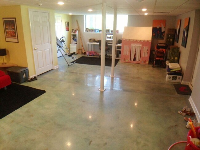 Building Photo - East Cobb with Finished Basement