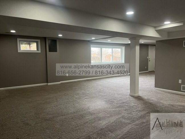 Building Photo - Available Mid January! 5 Bedrooms, PLUS Rec Room in Gladstone!