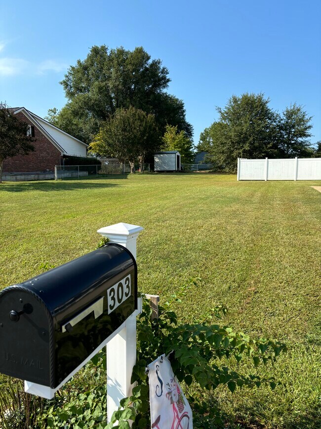 Building Photo - 303 Stonehaven Ln