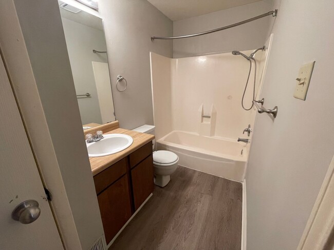 Building Photo - AUGUST MOVE IN - 2 Bedroom 2 Bathroom on t...