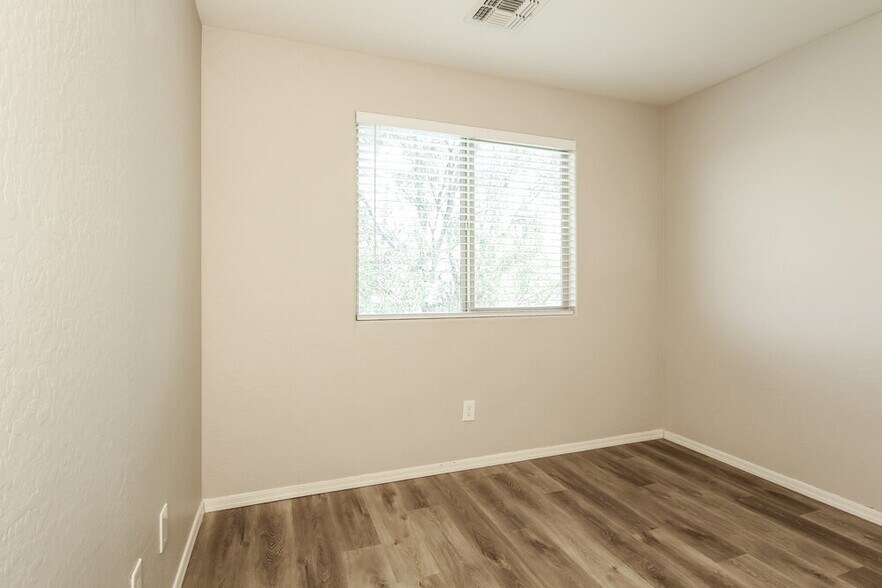 Building Photo - 8889 W Cameron Dr