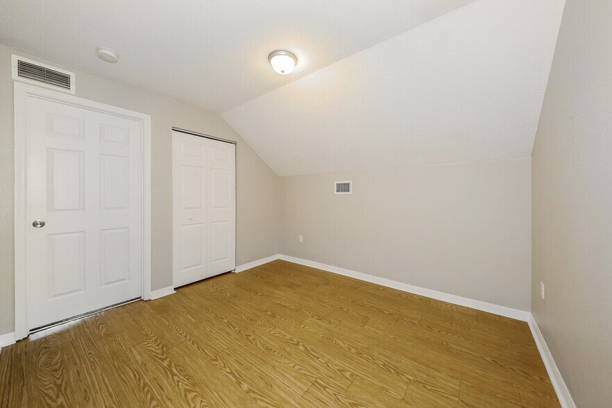 Building Photo - 3415 30th Ln E