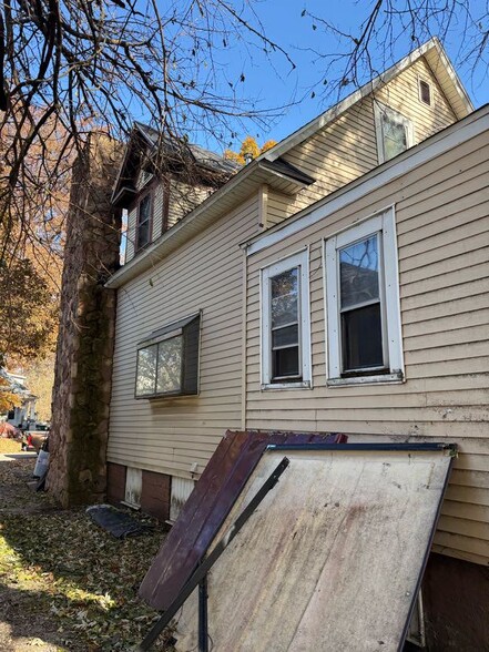 Building Photo - 989 W Packard St