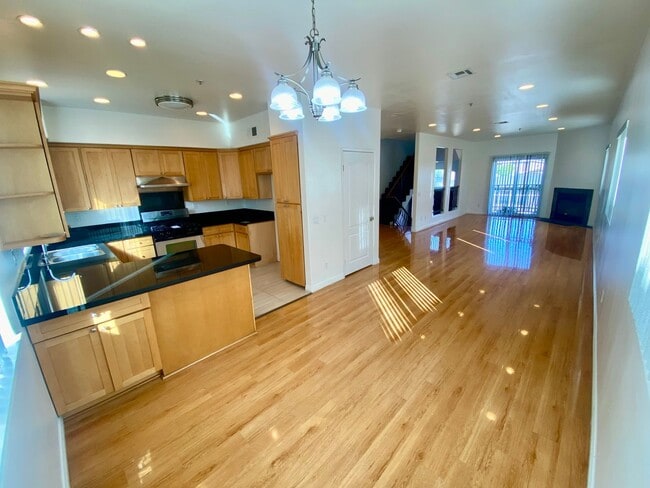 Building Photo - Spacious 4 Bed, 3 Bath Townhouse in Torrance $3,850