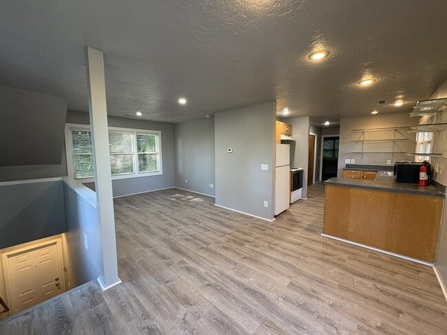 Building Photo - 1275 SW College St