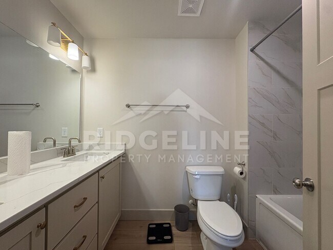 Building Photo - Fully Furnished Mid-Term Rental
