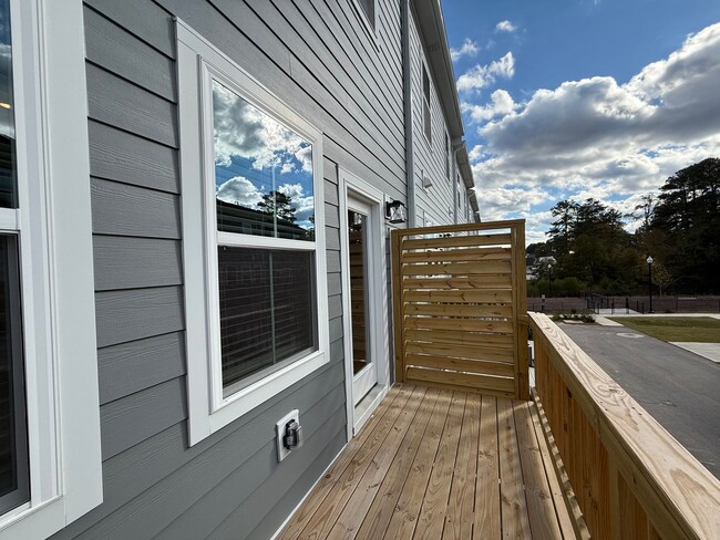 Building Photo - **OFFERING RENT PROMOTION FOR FIRST 6 MONT...