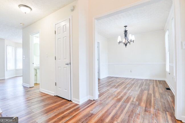 Building Photo - 105 N Oakland Cir