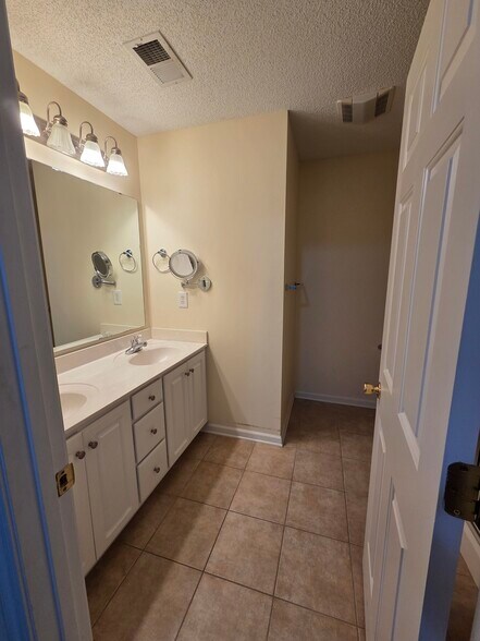 Building Photo - 593 Calypso Dr