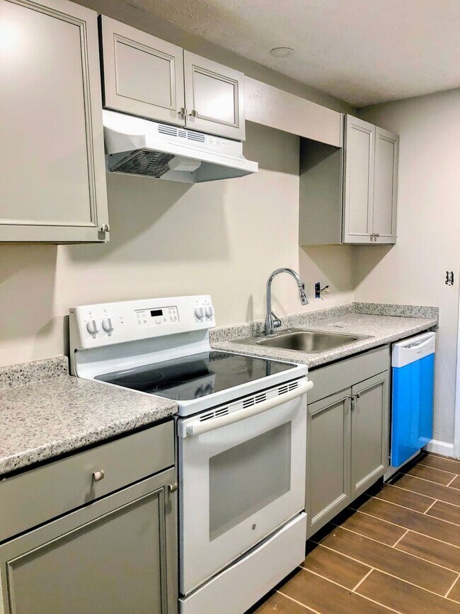 Building Photo - 2 bedroom 1 bathroom Duplex | Landscaping Included