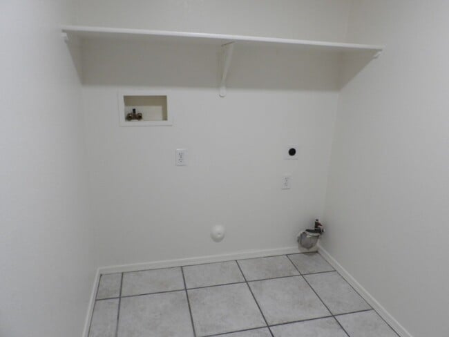 Building Photo - 5 bedroom 3 bath