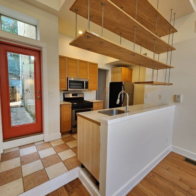 Building Photo - Bright and spacious one bedroom units in a great location in Brewerytown