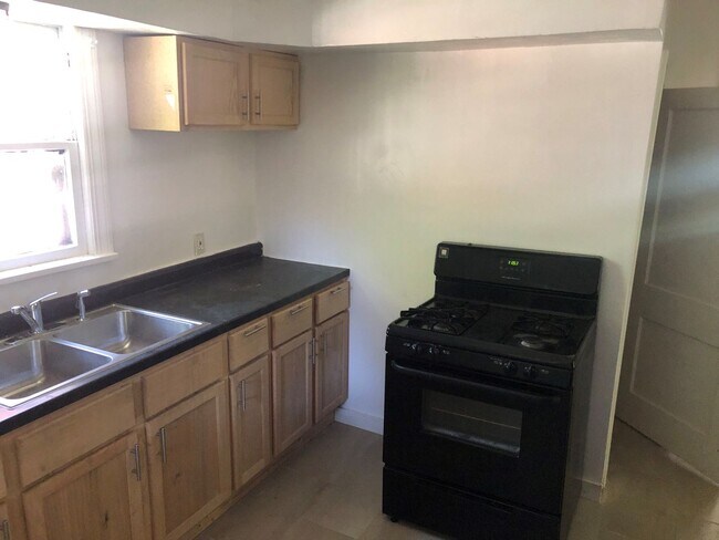 Building Photo - 712 Garfield St