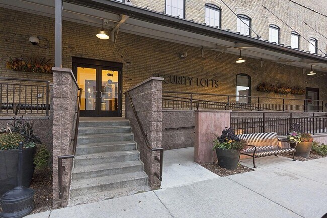 Building Photo - 404 N Washington Ave
