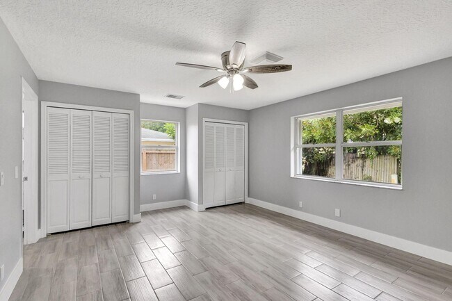 Building Photo - 843 Azalea Dr