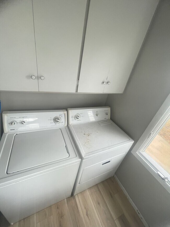 Building Photo - 3 Bedroom 1 2 Bathroom House for Rent
