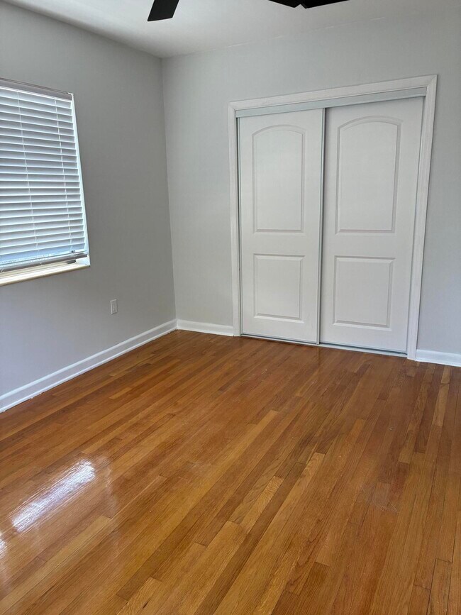 Building Photo - 130 S Lakeside Dr