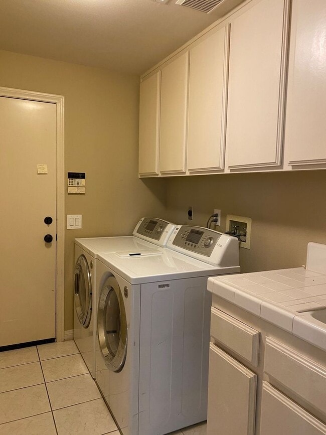 Building Photo - Beautiful 3 Bed 3 Bath Sorrento Home in Cy...