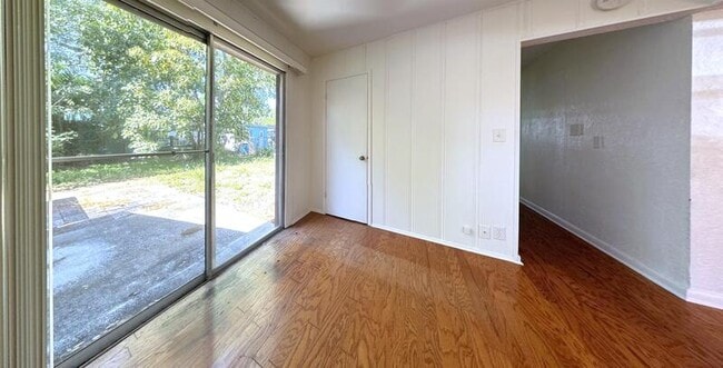 Building Photo - 1502 W Country Club Dr