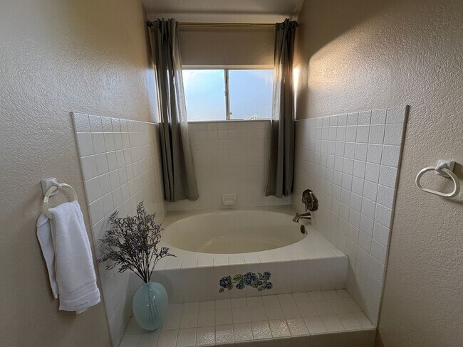 Building Photo - 1818 Stratton Cir