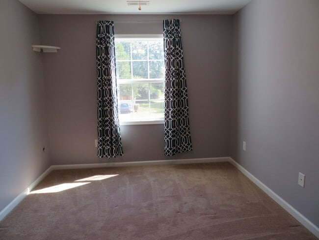 Building Photo - Spacious Home in West Point