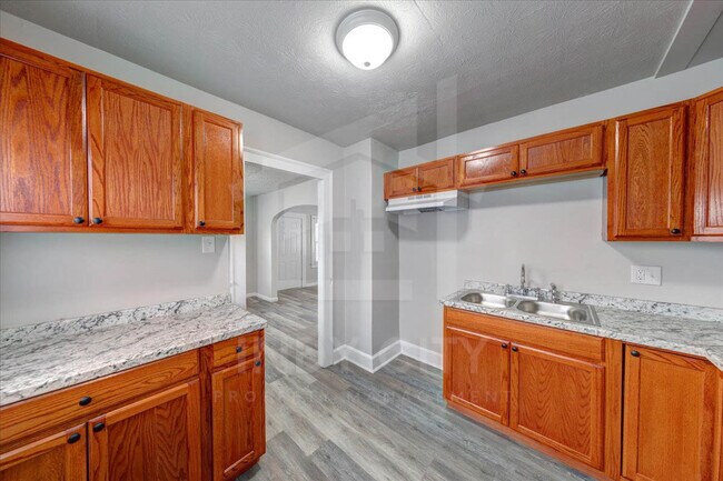 Building Photo - 919 N Bradley Ave