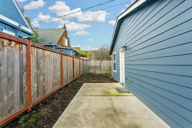 Building Photo - 927 S Cushman Ave