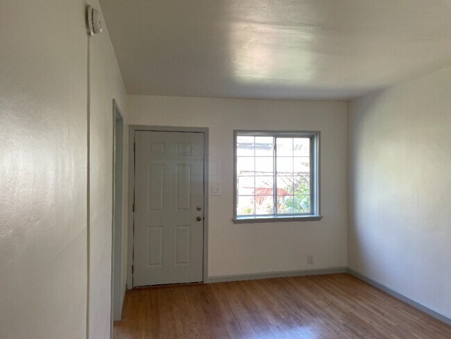 Building Photo - 14550 Moorpark St