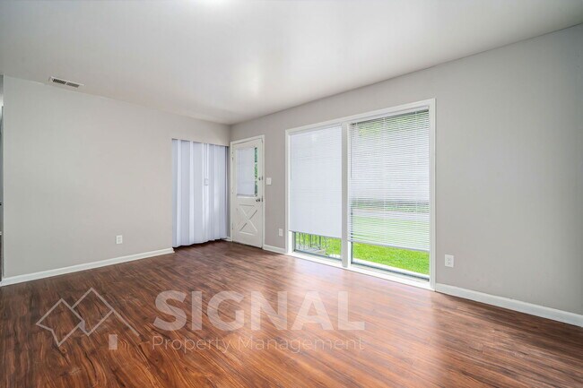 Building Photo - 1652 Roberta Ln