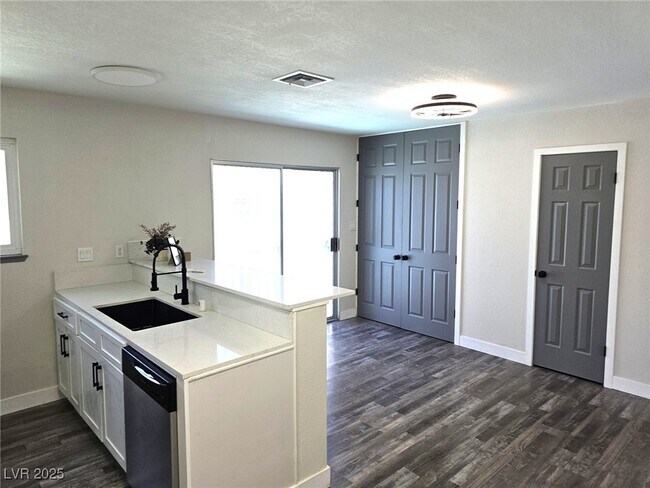Building Photo - 223 Greenbriar Townhouse Way