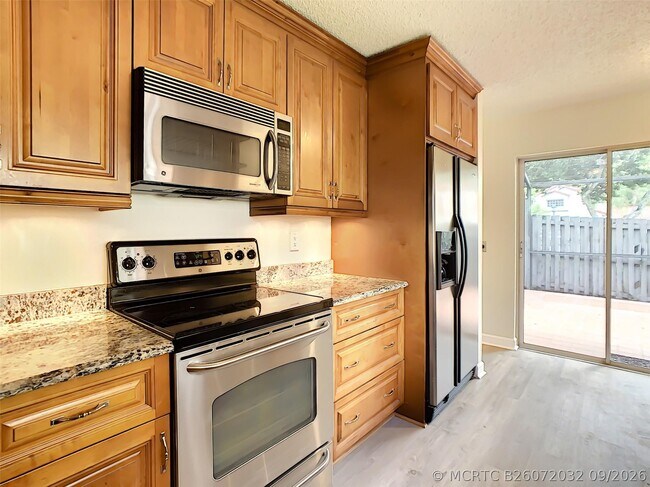 Building Photo - 1370 Cottonwood Cir
