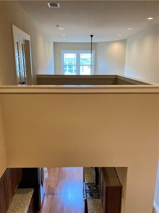 Building Photo - Spacious unit at Sunset Ridge Condos in Tw...