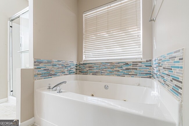 Building Photo - 5755 Lakeview Cir