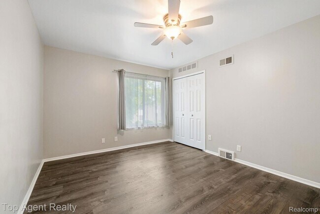 Building Photo - 8657 Kennedy Cir N