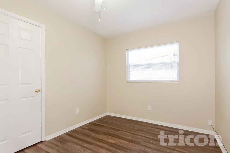 Building Photo - 4417 W Knox St