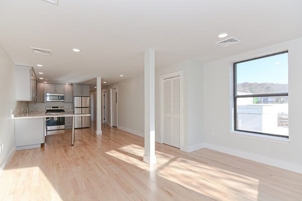 Building Photo - 1674 Beacon St