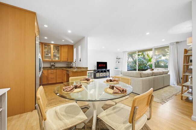 Building Photo - 6333 La Jolla Blvd