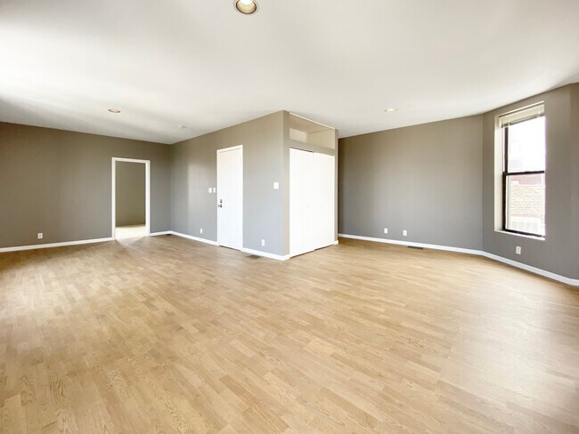 Building Photo - 1852 N Damen Ave