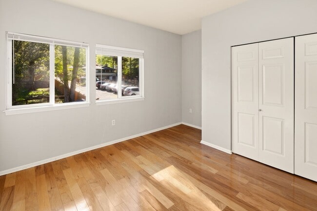 Building Photo - Spacious 3 bed Townhome