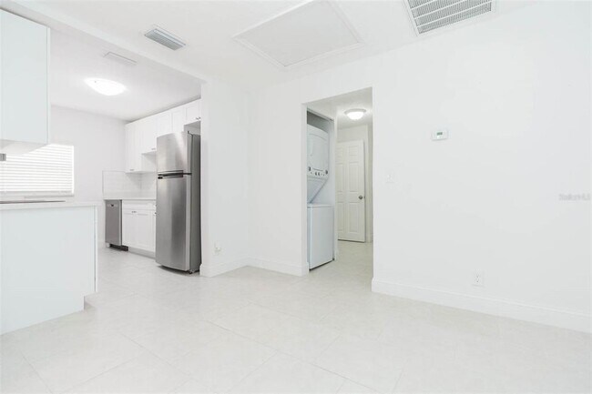 Building Photo - 118 W Sligh Ave