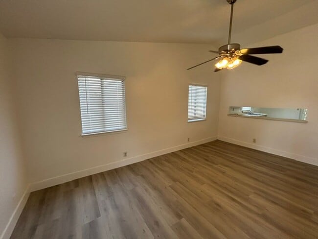 Building Photo - 3 Bedroom 2 Bathroom Home in Tulare!