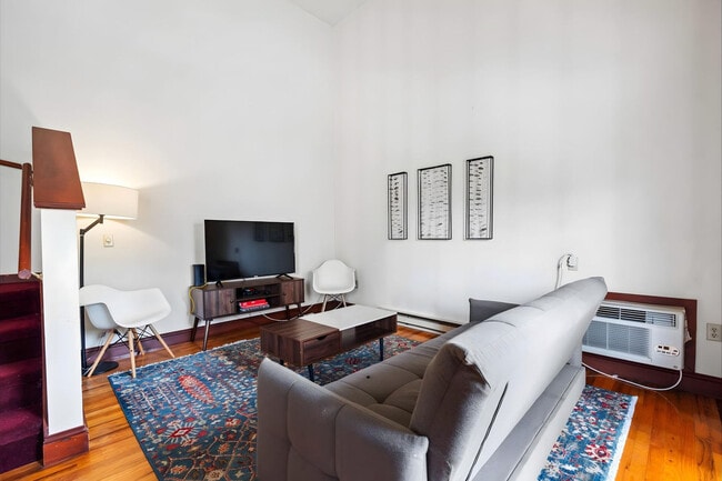 Building Photo - 402 W Dayton St