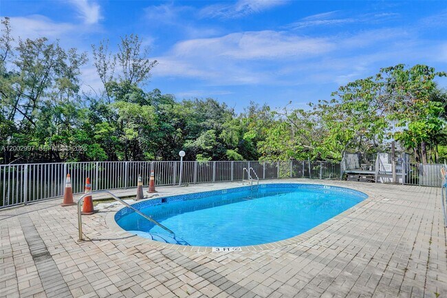 Building Photo - 1860 Venice Park Dr