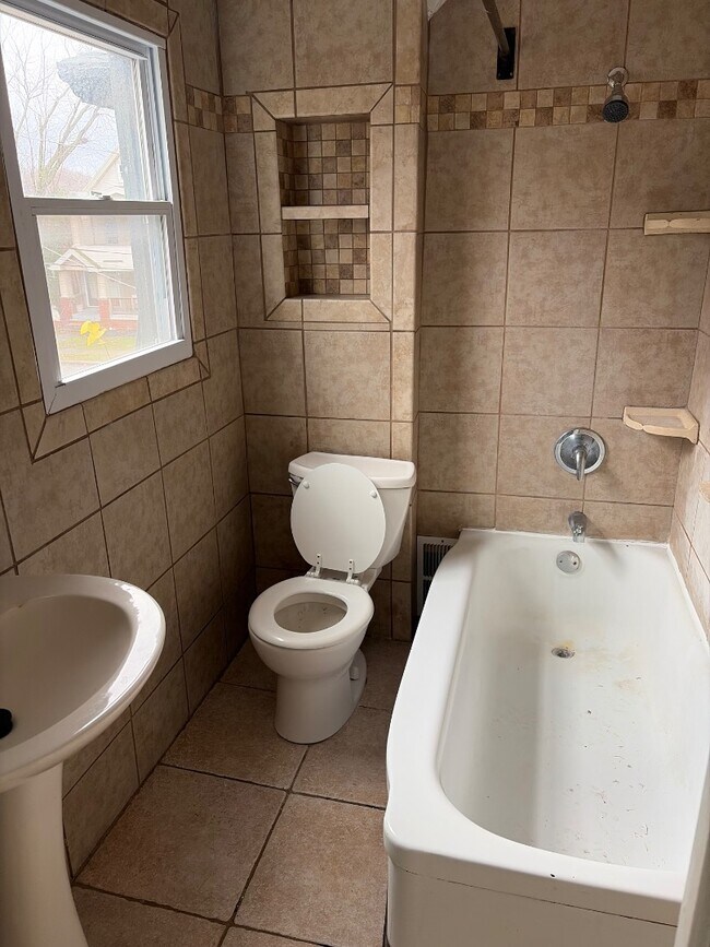 Building Photo - 1541 E 212th St