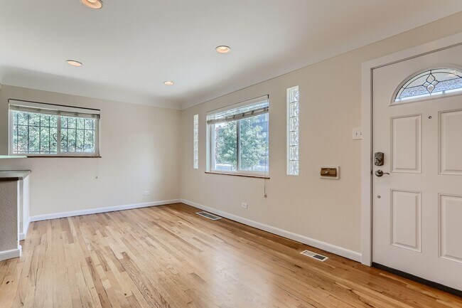 Building Photo - Amazing 4BR, 2BTH in Denver!