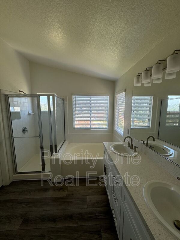Building Photo - 560 Calle Capistrano