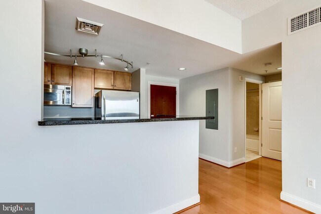 Building Photo - 1 bedroom 1 Bath - Highrise Luxury Living ...