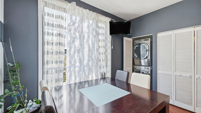Building Photo - 510 W Elm St