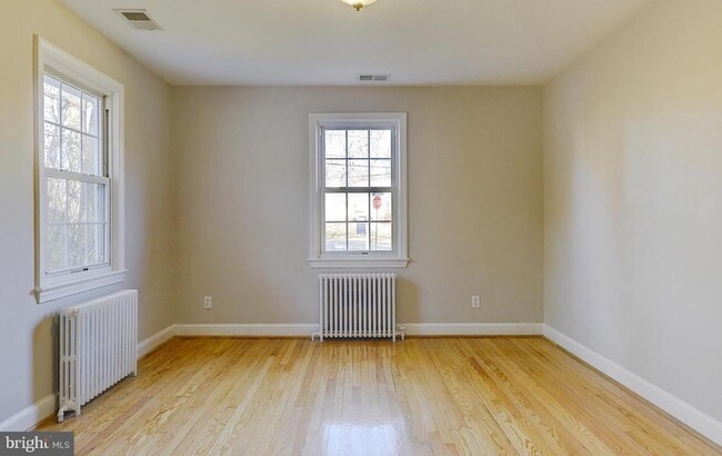 Building Photo - 10613 Brunswick Ave